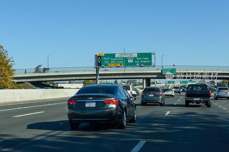 硅谷101号高速公路上的车辆。85号公路和101号公路高架路牌。拼车HOV唯一标志-山景城，加州，美国- 2021